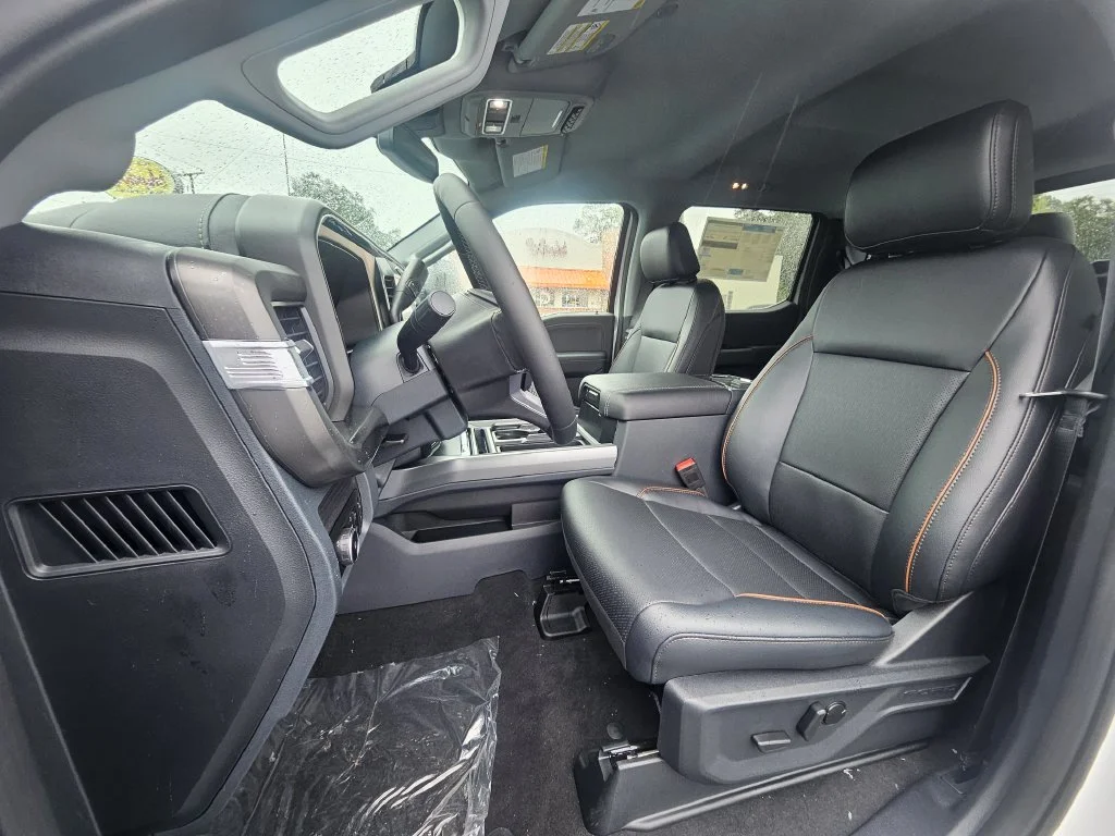 New 2027 Oxford White Ford F-250® Lariat® image 4