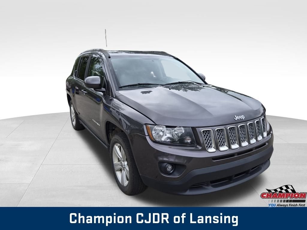 Used 2014 Granite Crystal Metallic Clearcoat Jeep Latitude image 9