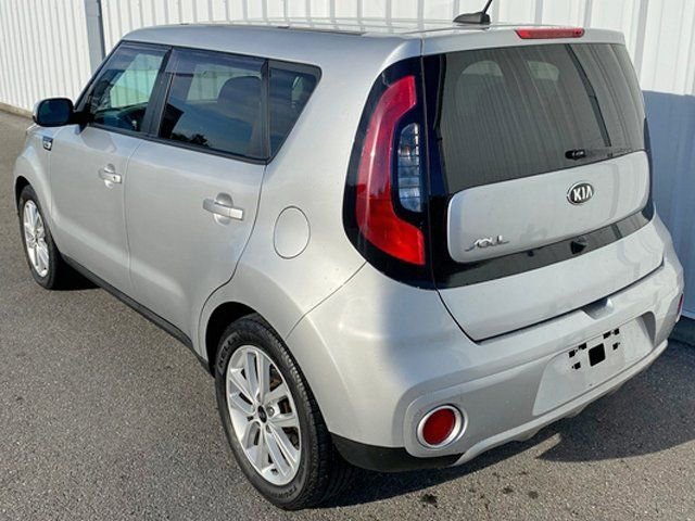 Used 2019  Kia + image 5