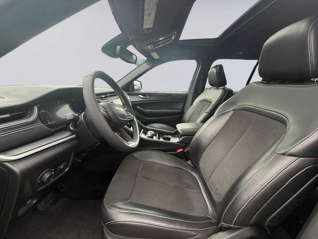 Used 2024 Diamond Black Jeep Altitude X image 11