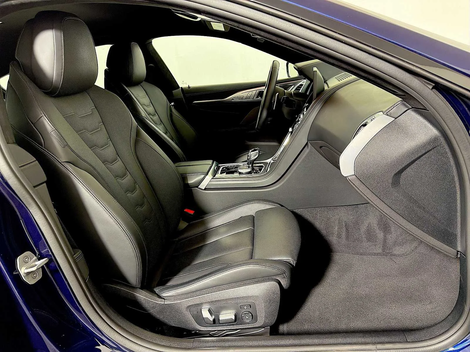 2026 BMW 8 Series M850i - Photo 22