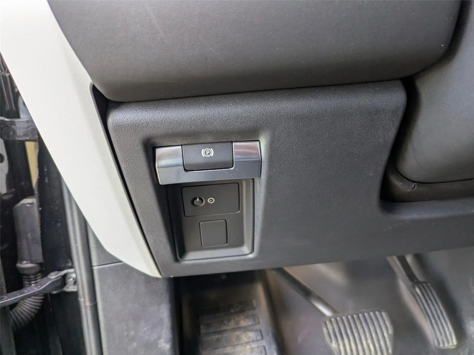 Used 2025 Santorini Black Metallic Land Rover S image 4