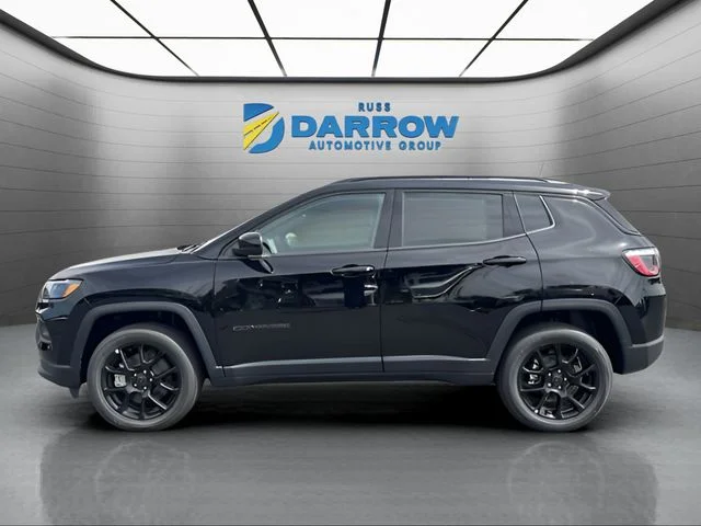 New 2026 Diamond Black Crystal Pearl-Coat Exterior Paint Jeep Latitude image 2