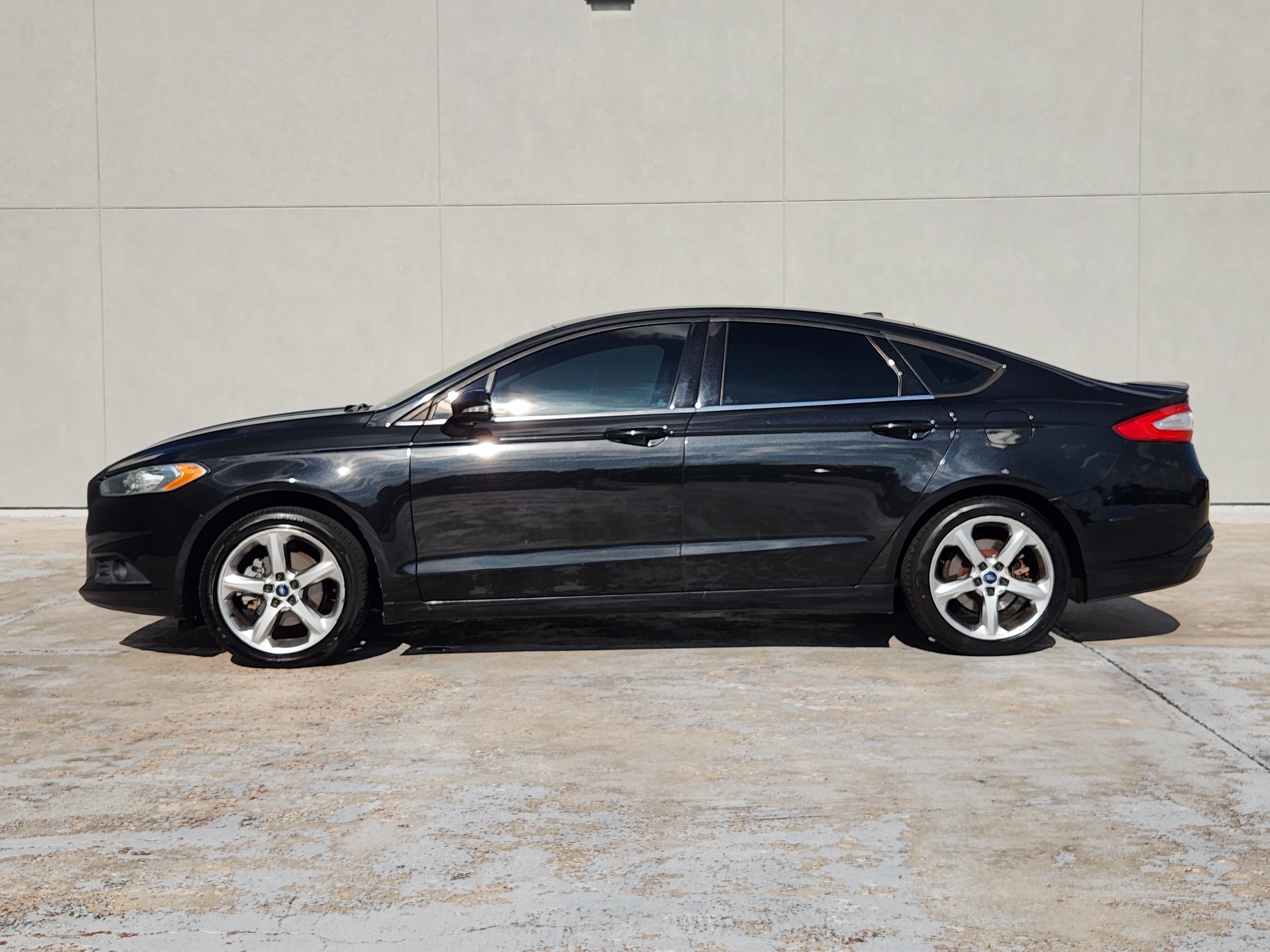 Used 2013 Tuxedo Black Metallic Ford SE image 4