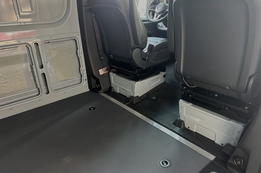 Used 2024  Mercedes-Benz Cargo 170 WB image 11