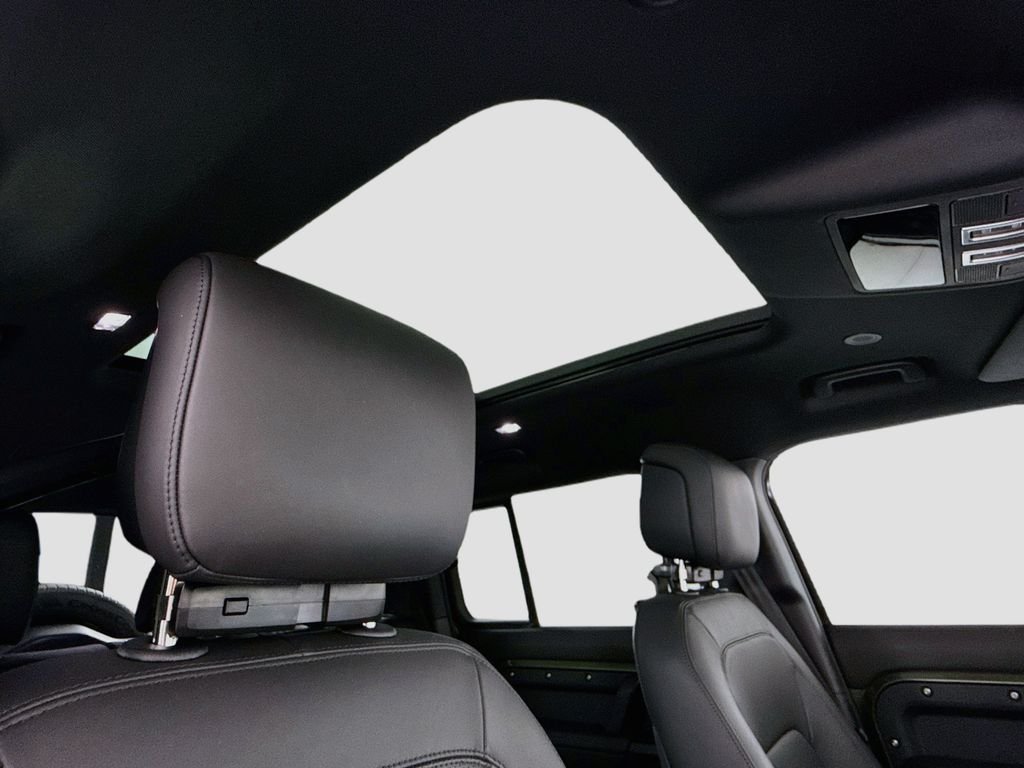 New 2026 Woolstone Green Land Rover X-Dynamic SE image 18