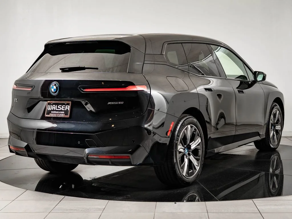 Used 2023 Black Sapphire Metallic BMW xDrive50 image 10