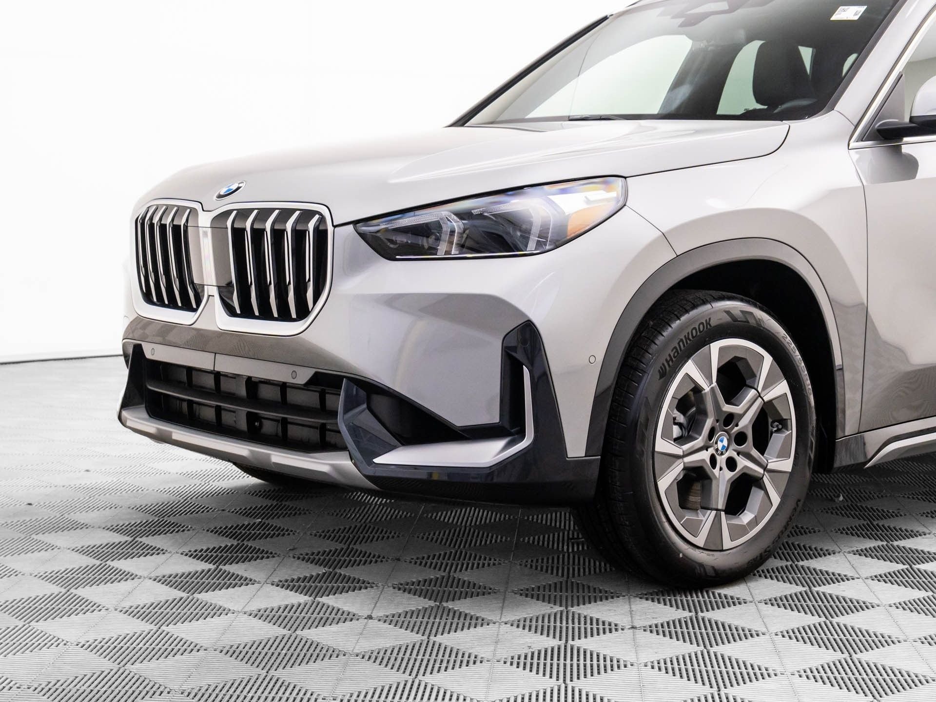 New 2026 Space Silver Metallic BMW xDrive28i image 39
