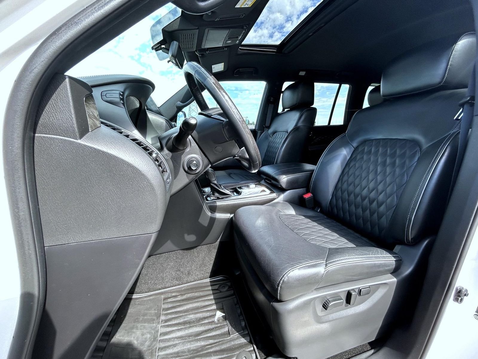 Used 2023 White INFINITI Sensory image 10