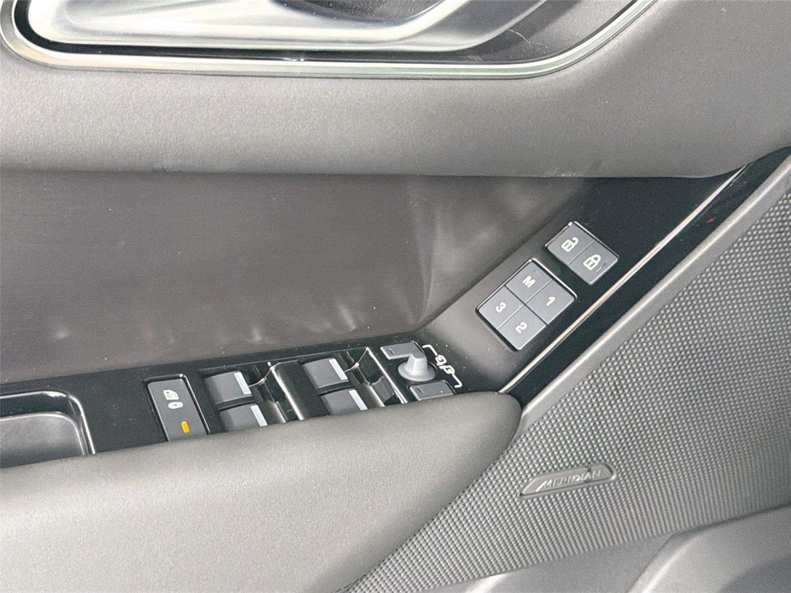 New 2026 Fuji White LAND ROVER Dynamic SE image 17