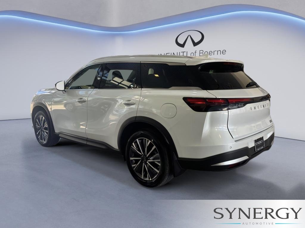 New 2027 RADIANT WHITE INFINITI Luxe FWD image 8