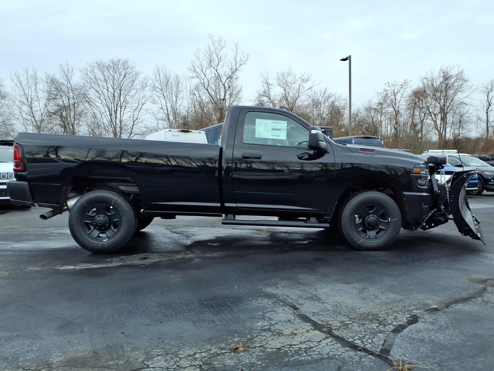 New 2026 Diamond Black Crystal Pearl-Coat Exterior Paint RAM Tradesman image 2