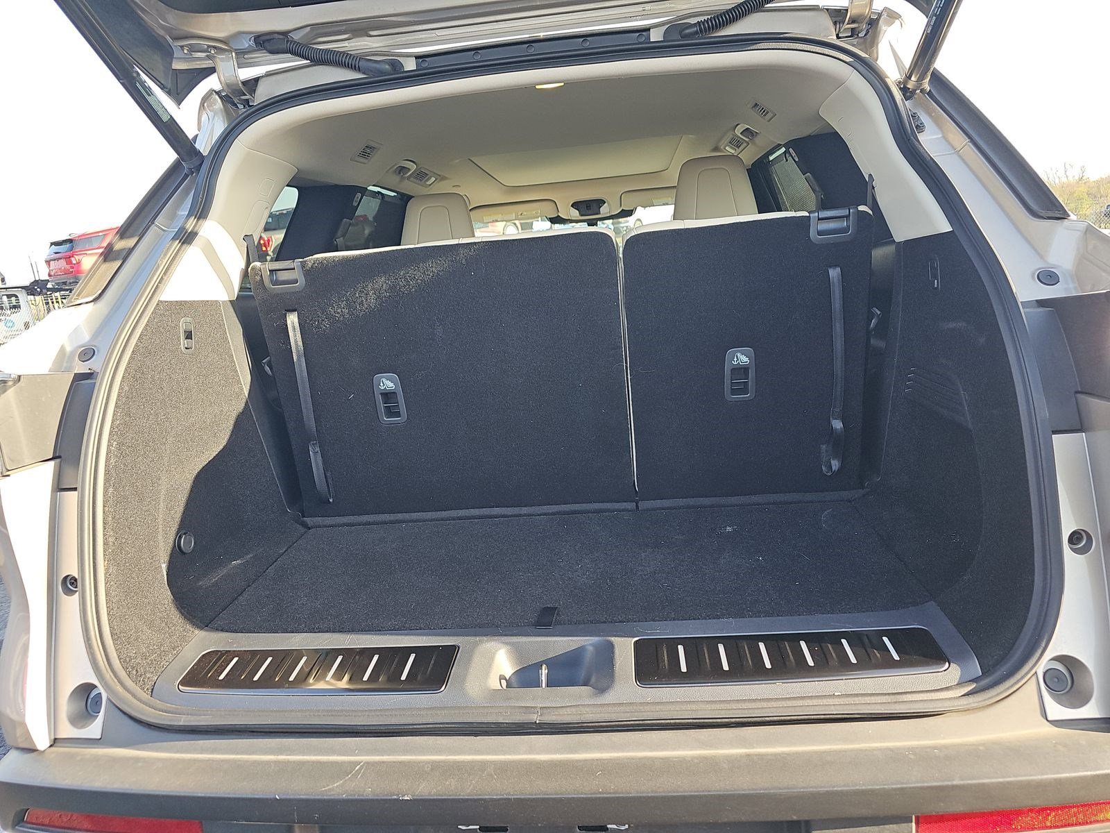 Used 2025 Warm Titanium INFINITI LUXE image 25