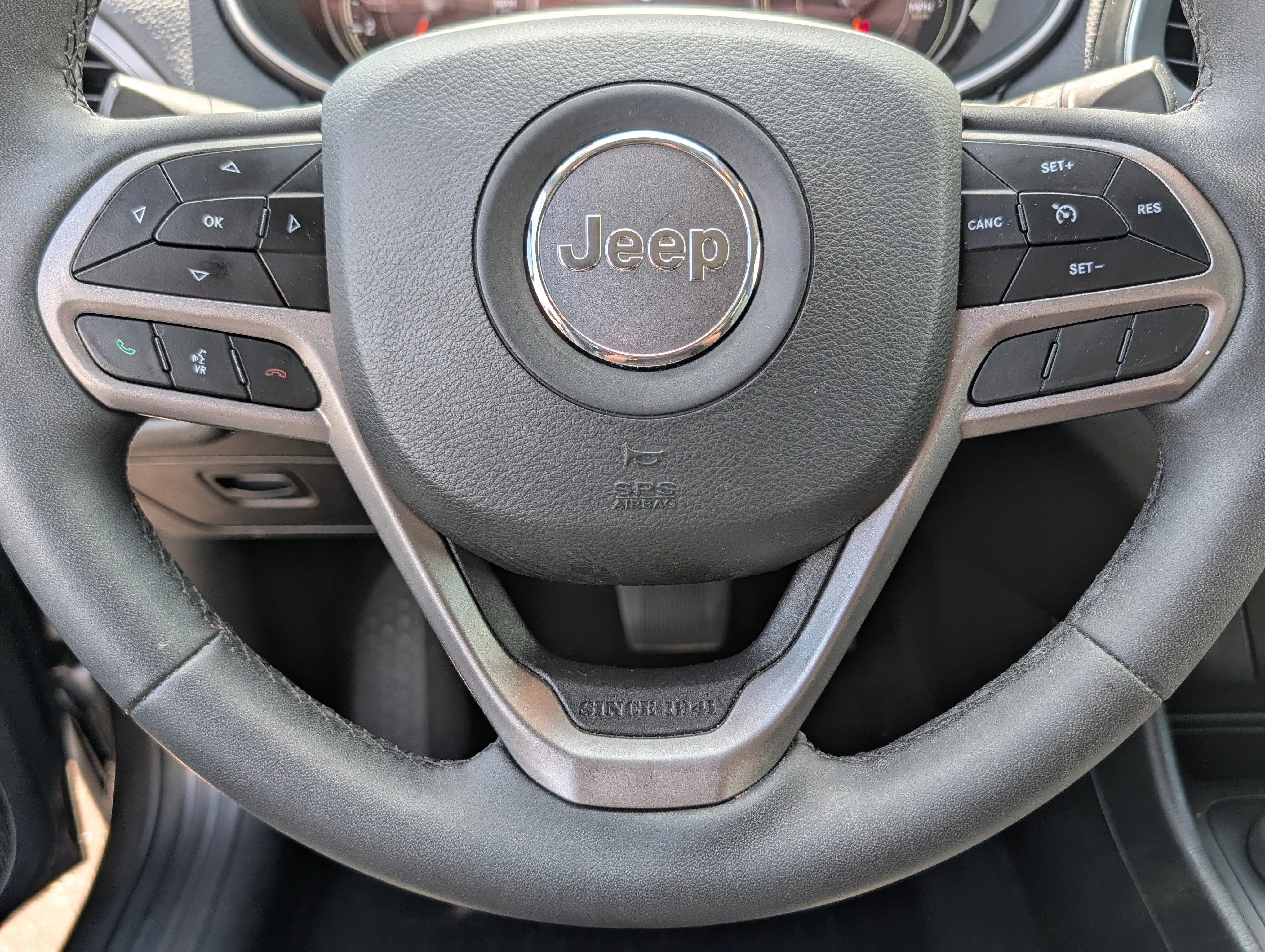 Used 2022 Granite Crystal Metallic Clearcoat Jeep Latitude Lux image 25