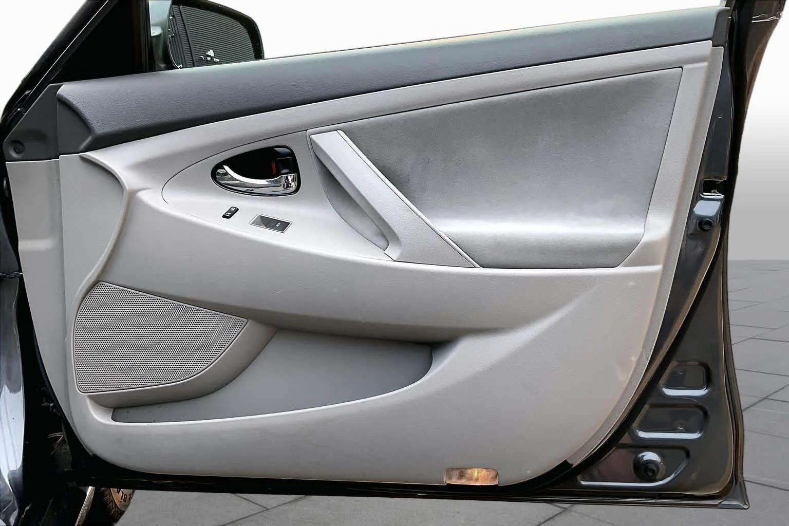 Used 2010 MAGNETIC GRAY MET. Toyota  image 21