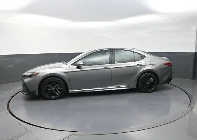 Used 2025  Toyota SE image 3