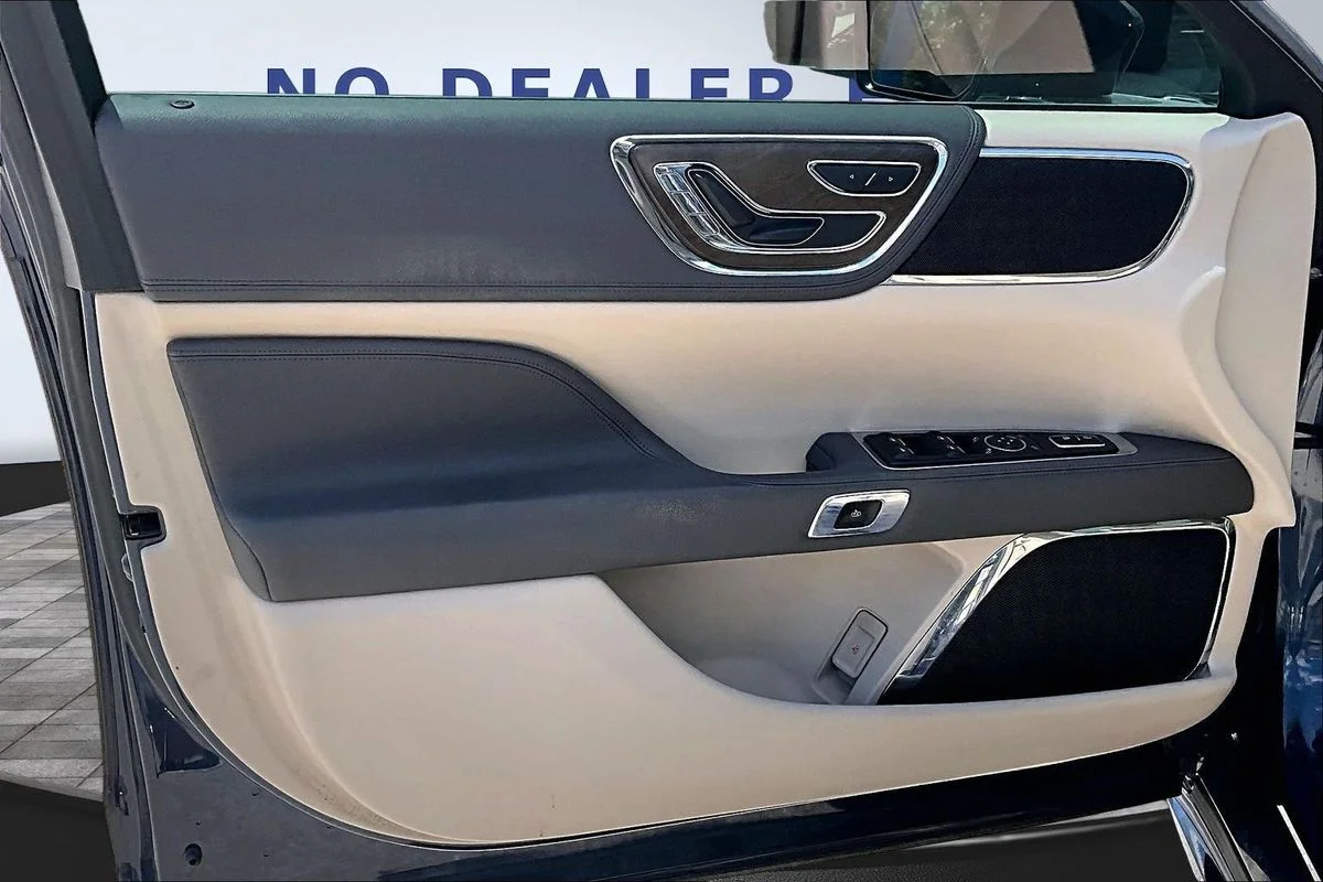Used 2017 Blue Lincoln Select image 19