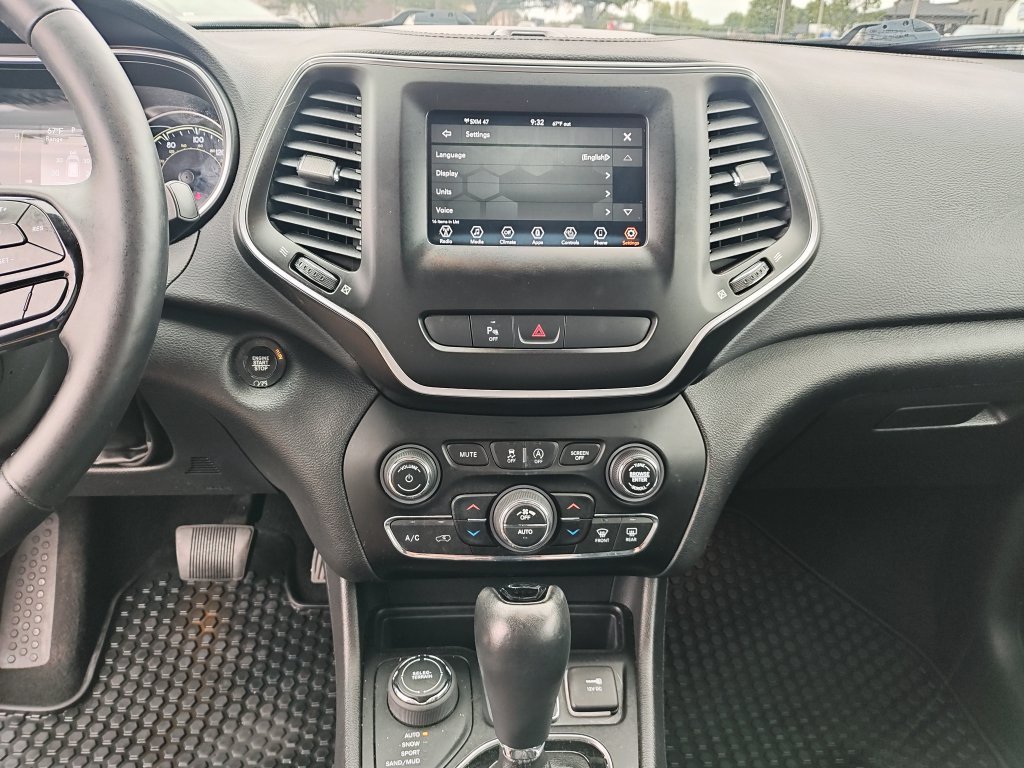 Used 2020 White Jeep Latitude Plus image 21