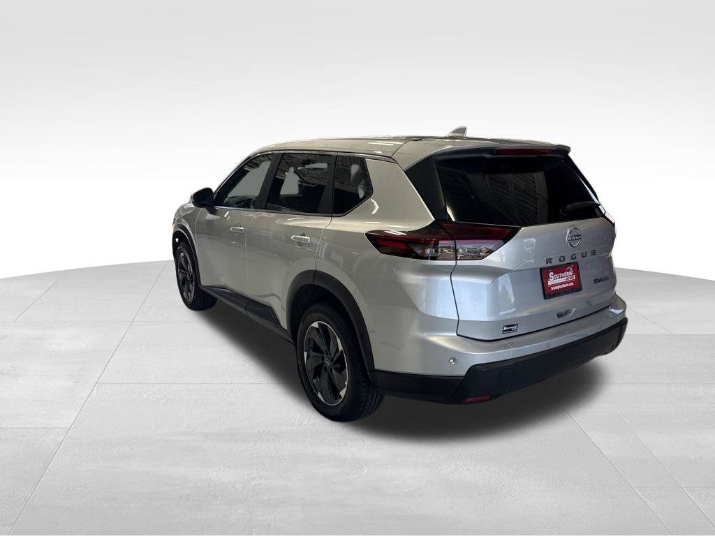 Used 2024 Silver Nissan SV image 5