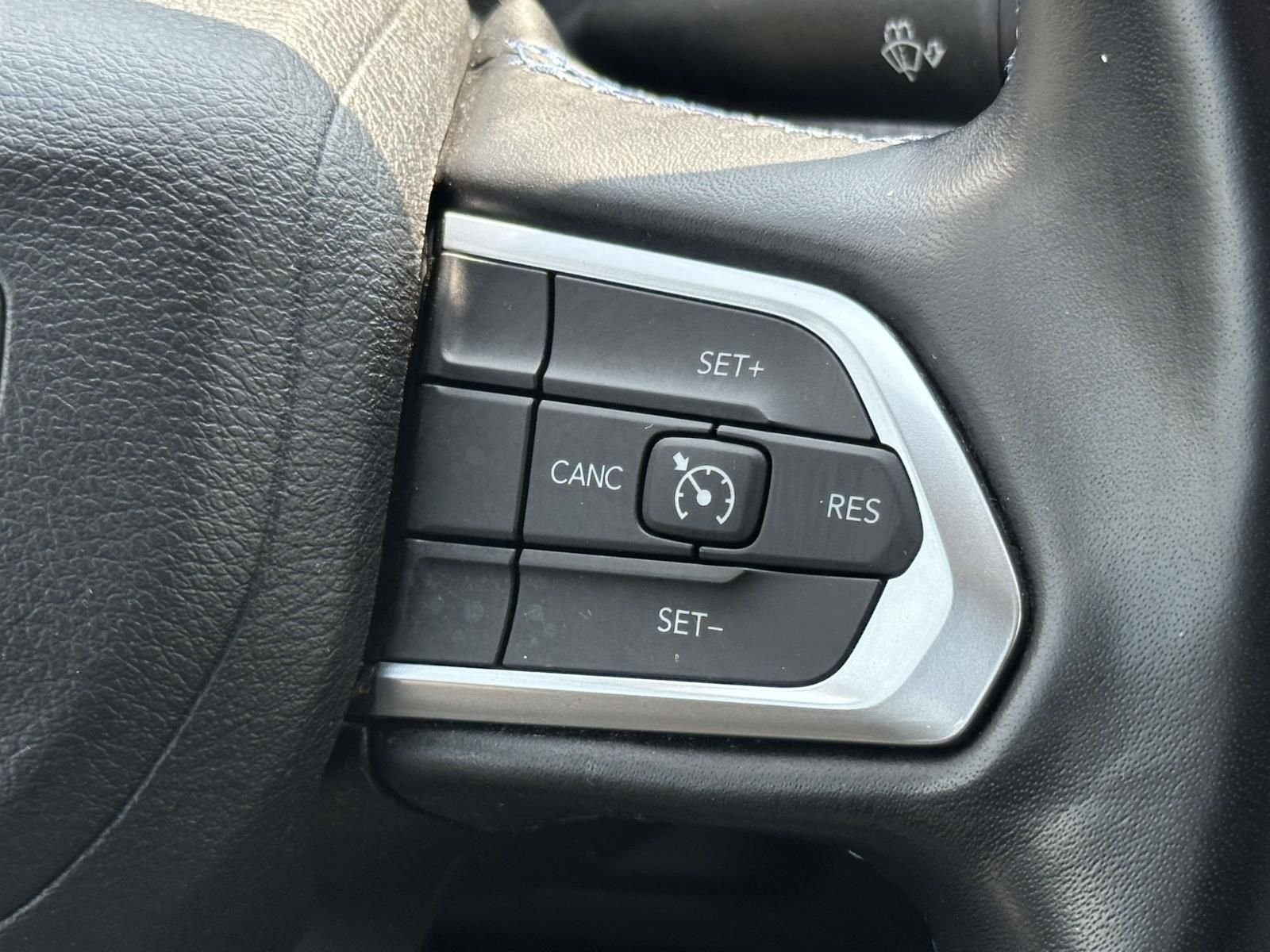 Used 2022 Silver Jeep Latitude image 18