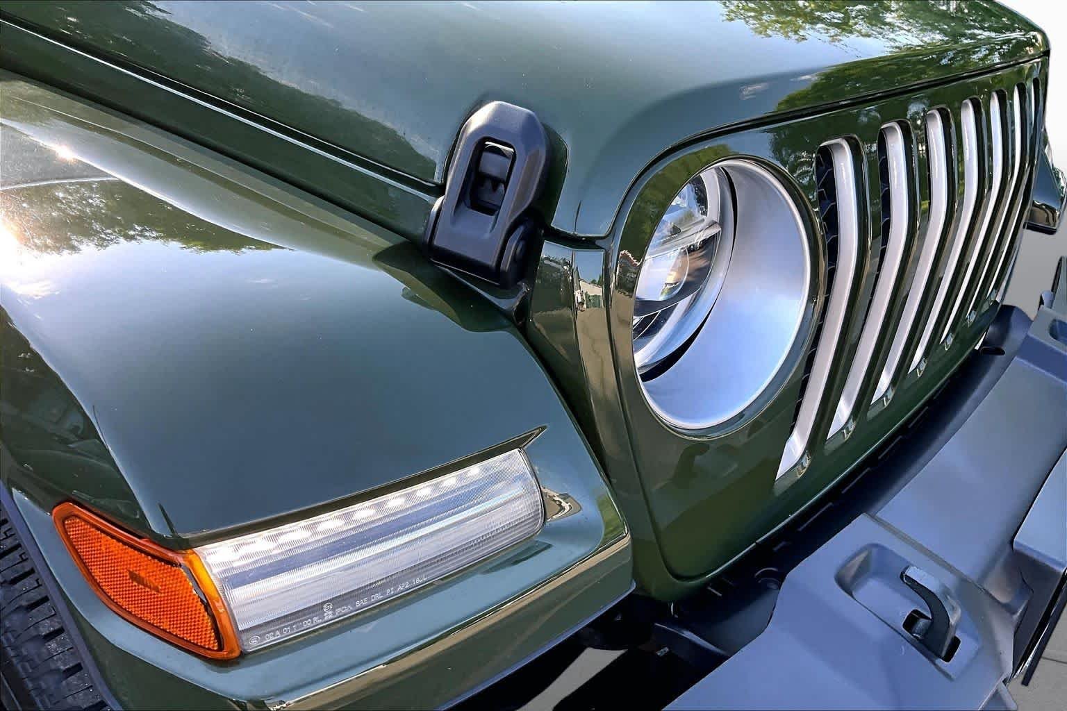 Used 2021 Sarge Green Clearcoat Jeep Unlimited Sahara image 25