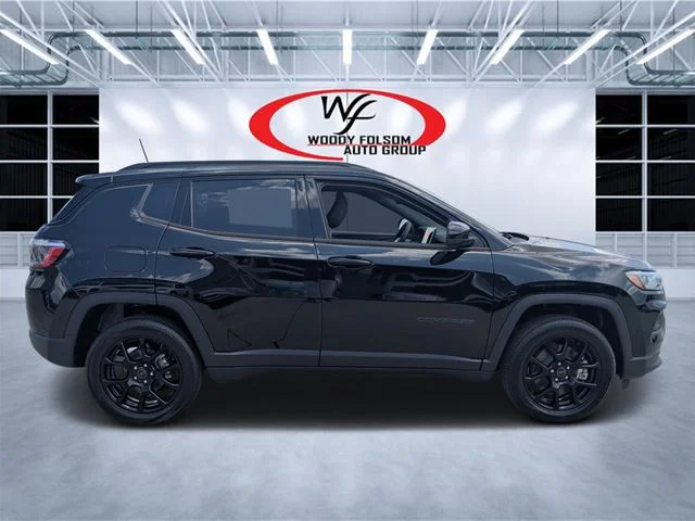 New 2026 Diamond Black Crystal Pearl-Coat Exterior Paint Jeep Latitude image 2