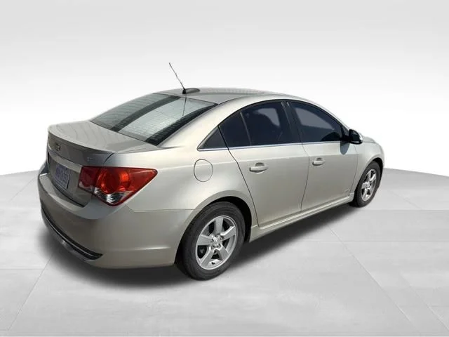 Used 2015 Gold Chevrolet 1LT image 3