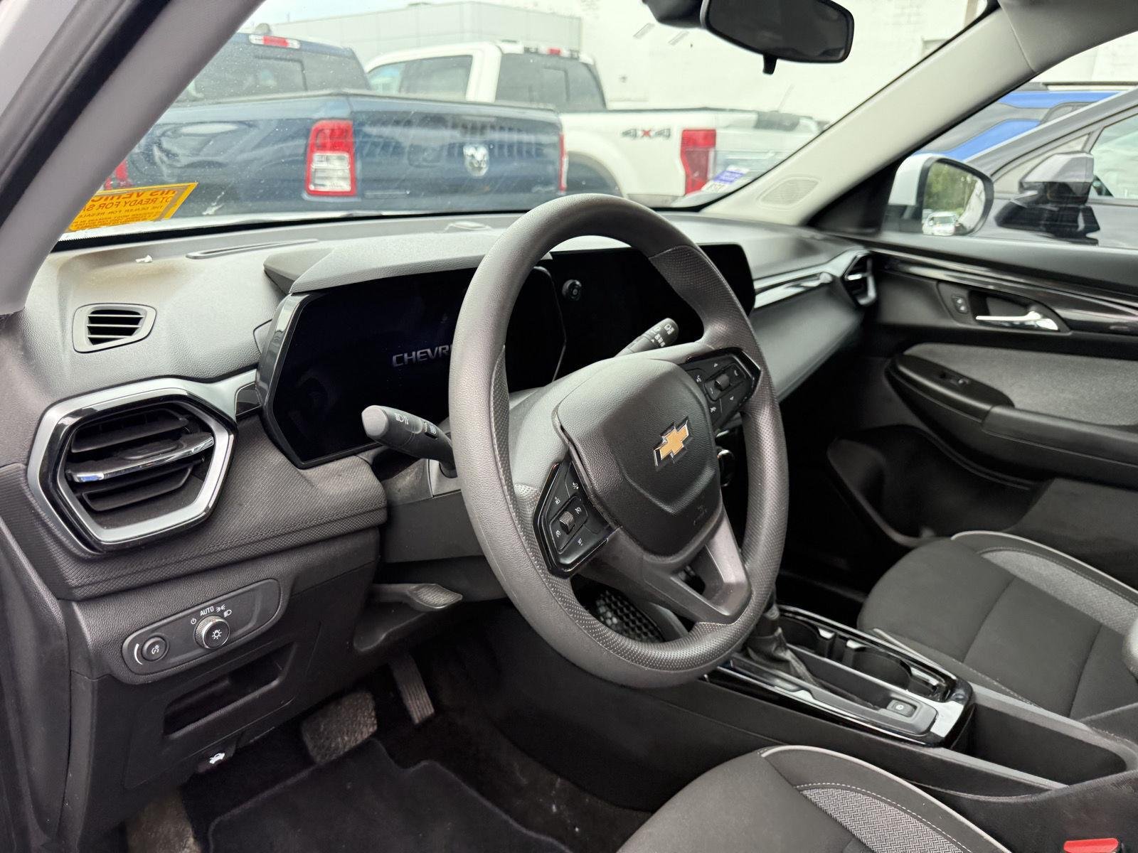 Used 2024 Summit White Chevrolet LT image 9