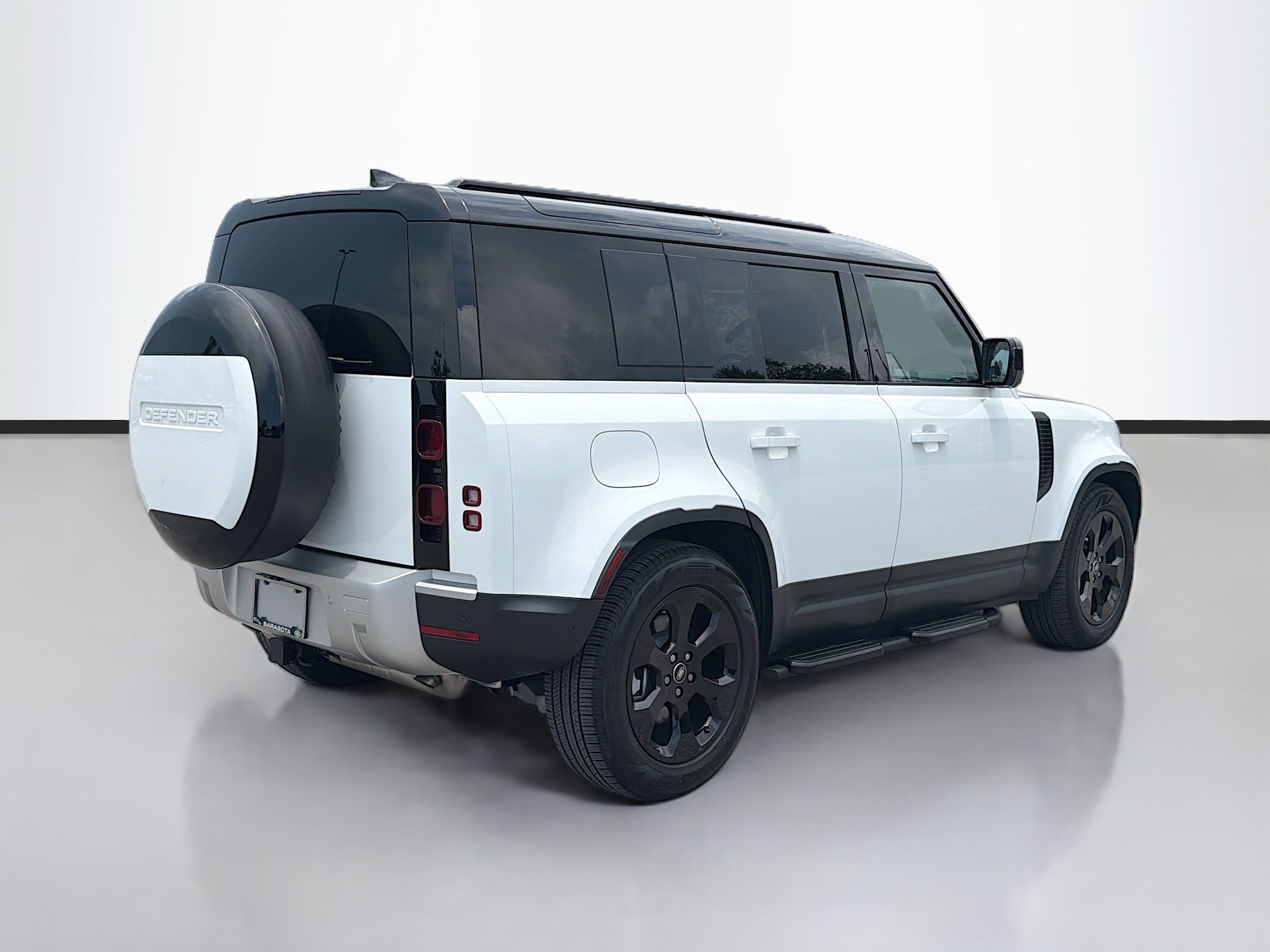 Certified Used 2025 Fuji White Land Rover S image 5