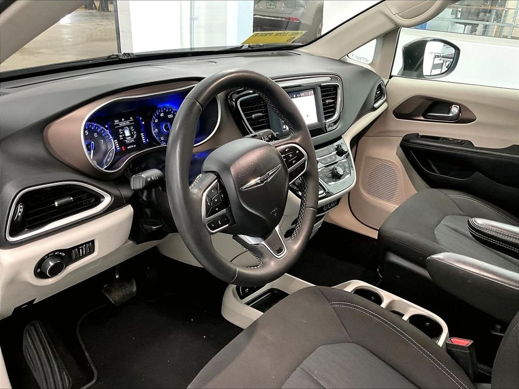 Used 2023 Granite Crystal Metallic Clearcoat Chrysler LX image 8