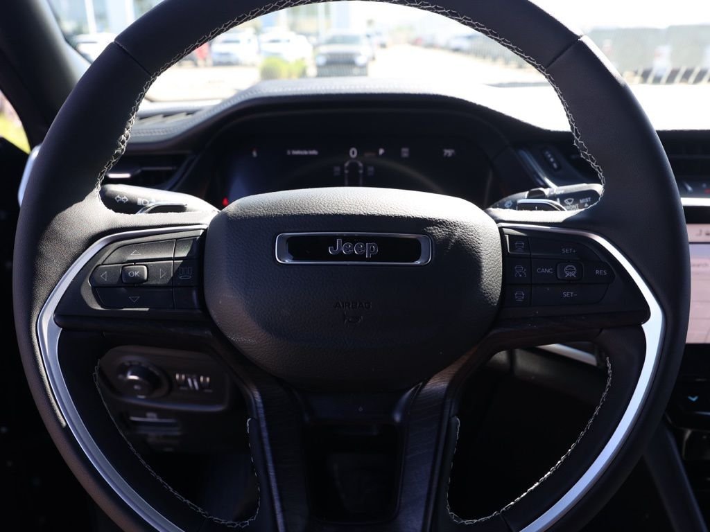 New 2026 Diamond Black Crystal Pearl-Coat Exterior Paint Jeep Limited image 24