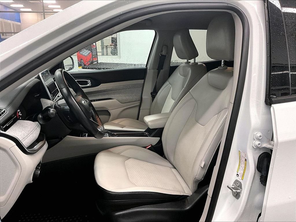 Used 2022 White Jeep Latitude image 10