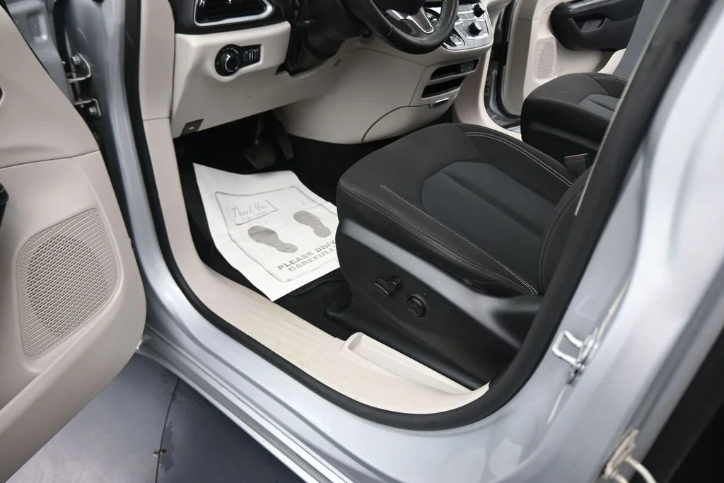 Used 2022 Silver Chrysler LX image 41