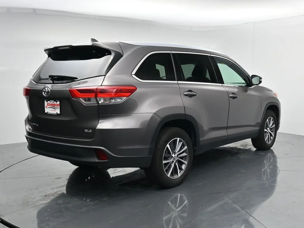 Used 2019 Gray Toyota XLE image 6