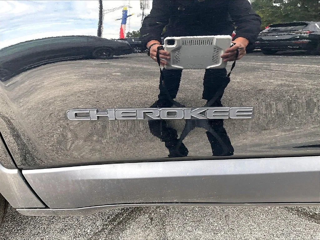 Used 2023 Black Jeep Altitude image 9