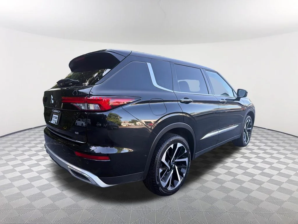 Used 2024  Mitsubishi SE image 5