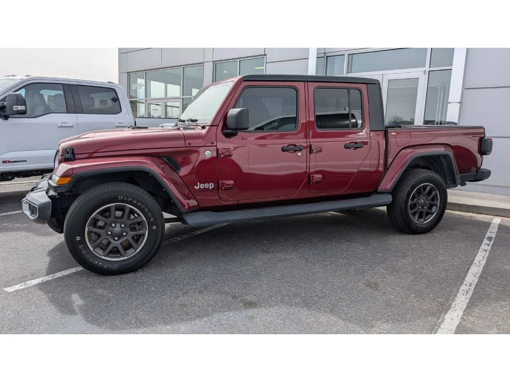 Used 2021 Snazzberry Pearlcoat Jeep Overland image 10