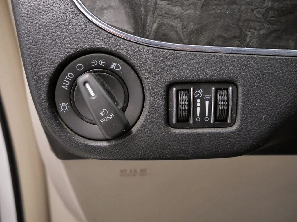 Used 2014 White Chrysler Touring image 19