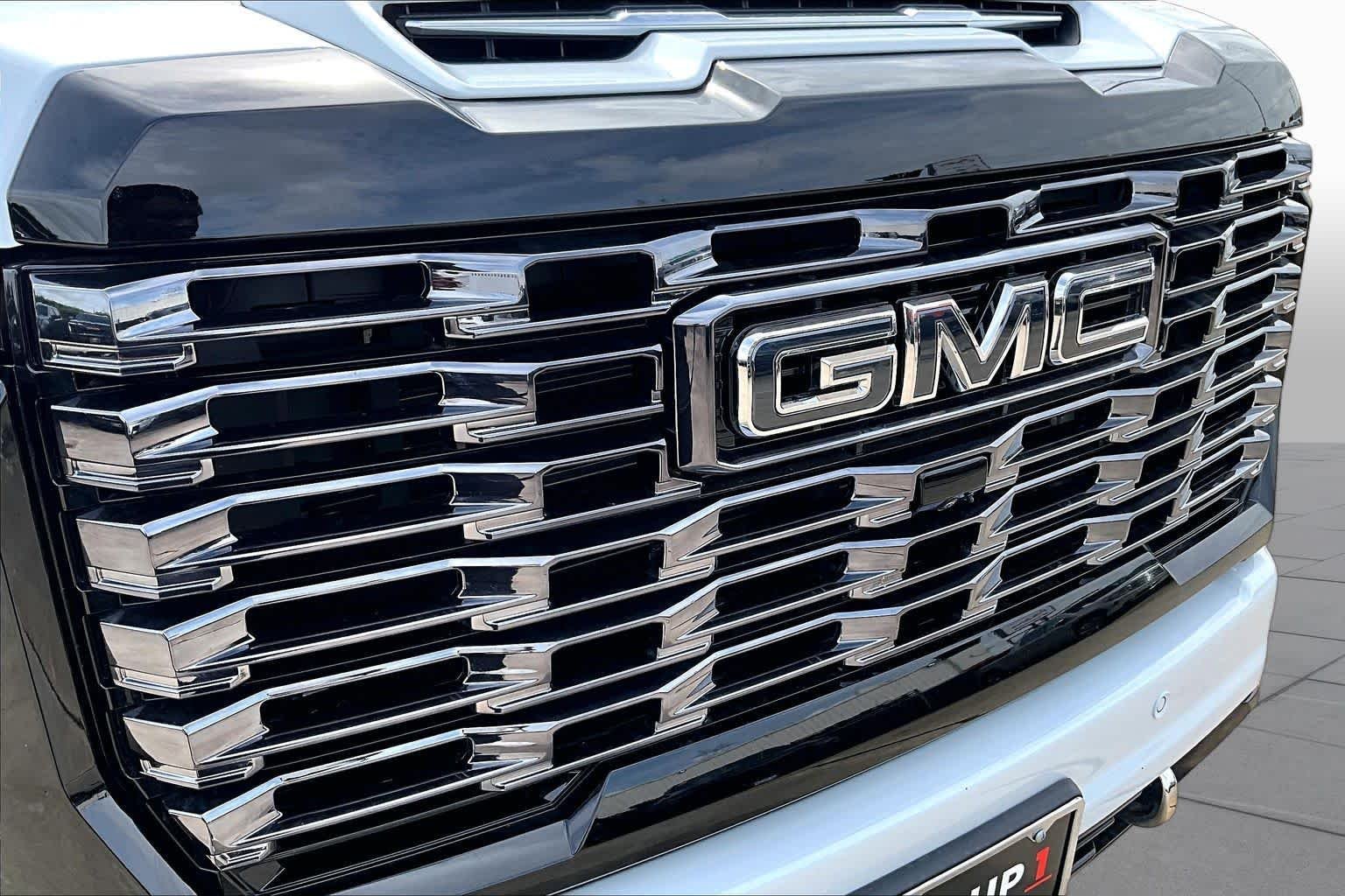 Used 2026 Glacier White Tricoat GMC Denali Ultimate image 30