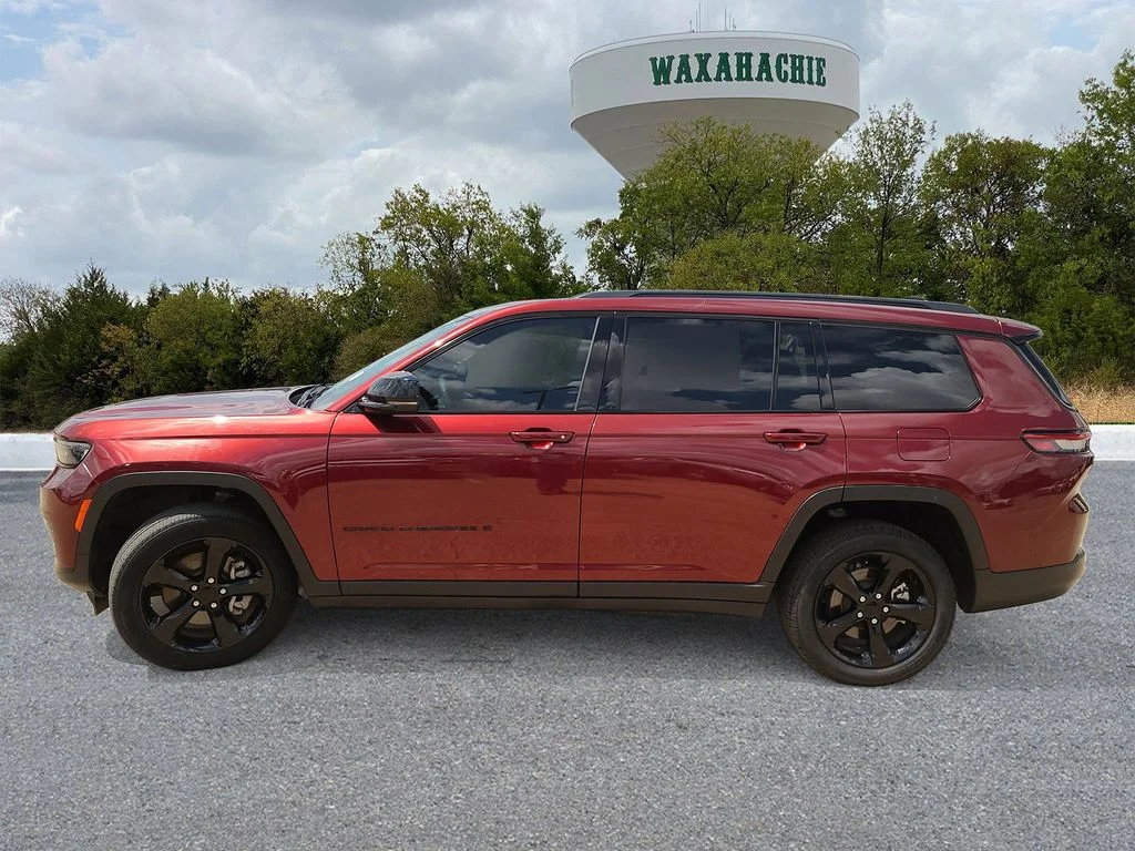 Used 2023 Red Jeep Altitude image 3