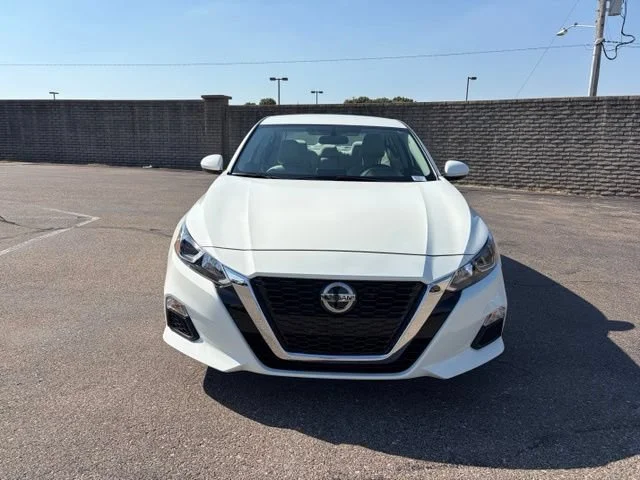 Used 2020 Glacier White Nissan 2.5 S image 2
