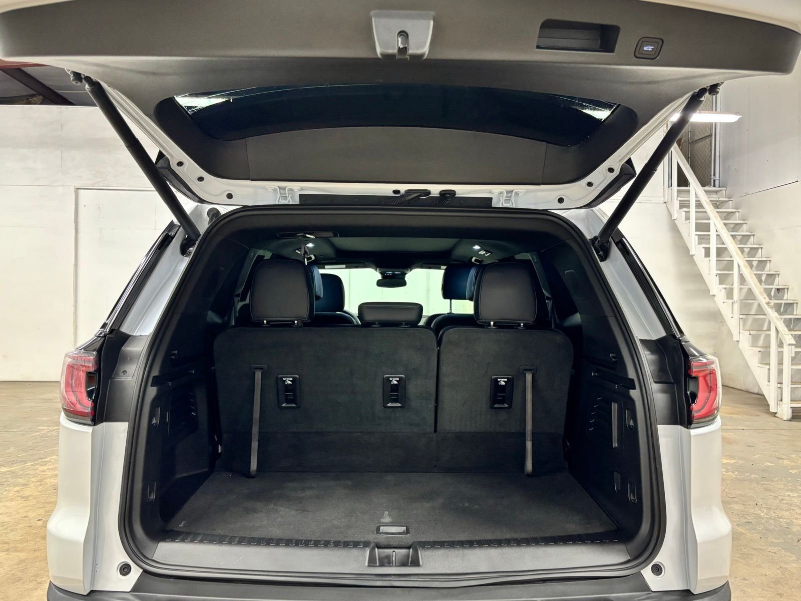 Used 2025 White GMC AT4 image 24