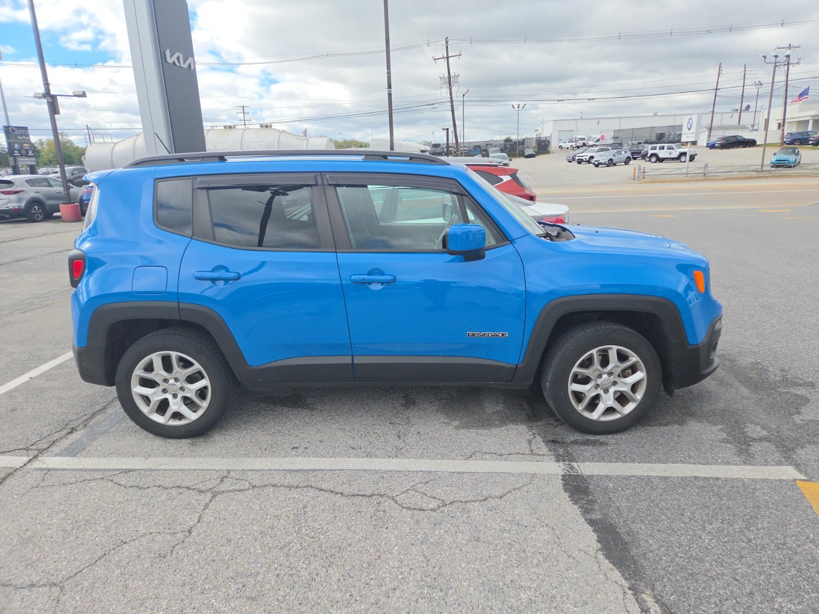 Used 2015 Blue Jeep Latitude image 4