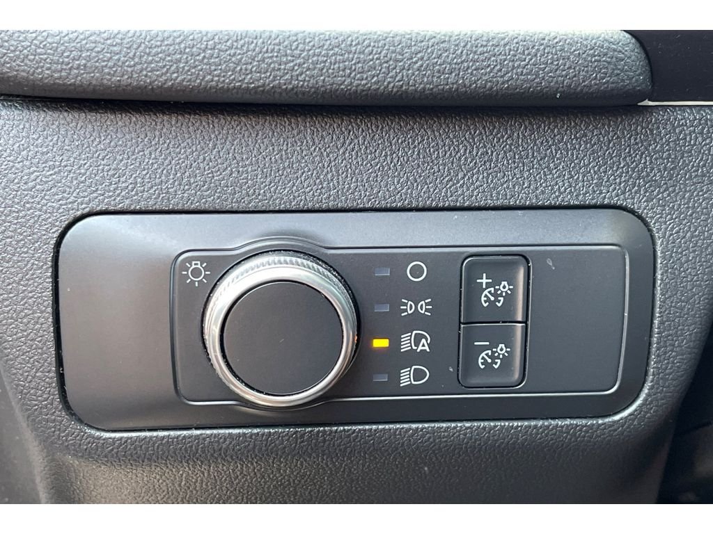 Used 2022 ICONIC SILVER Ford SE image 39