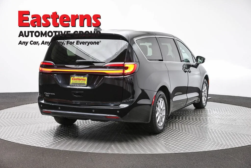 Used 2023 Black Chrysler Touring L image 5