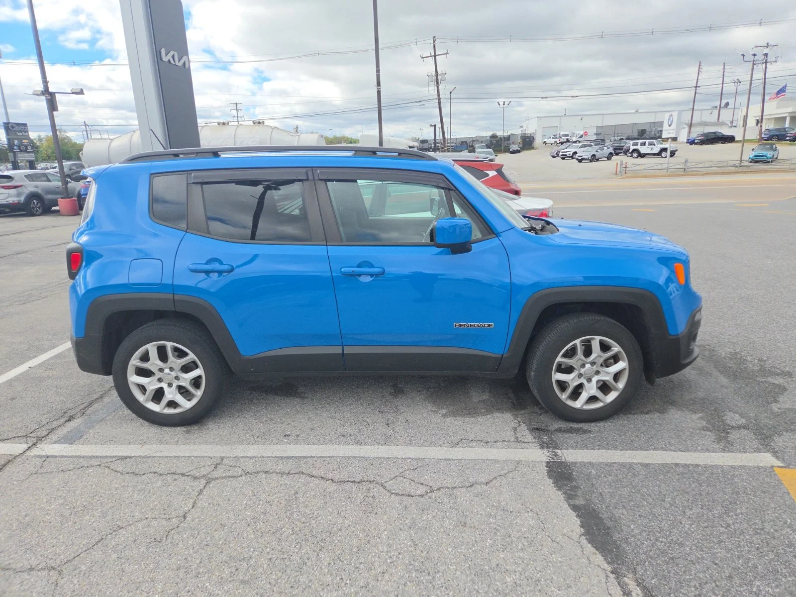 Used 2015 Blue Jeep Latitude image 4