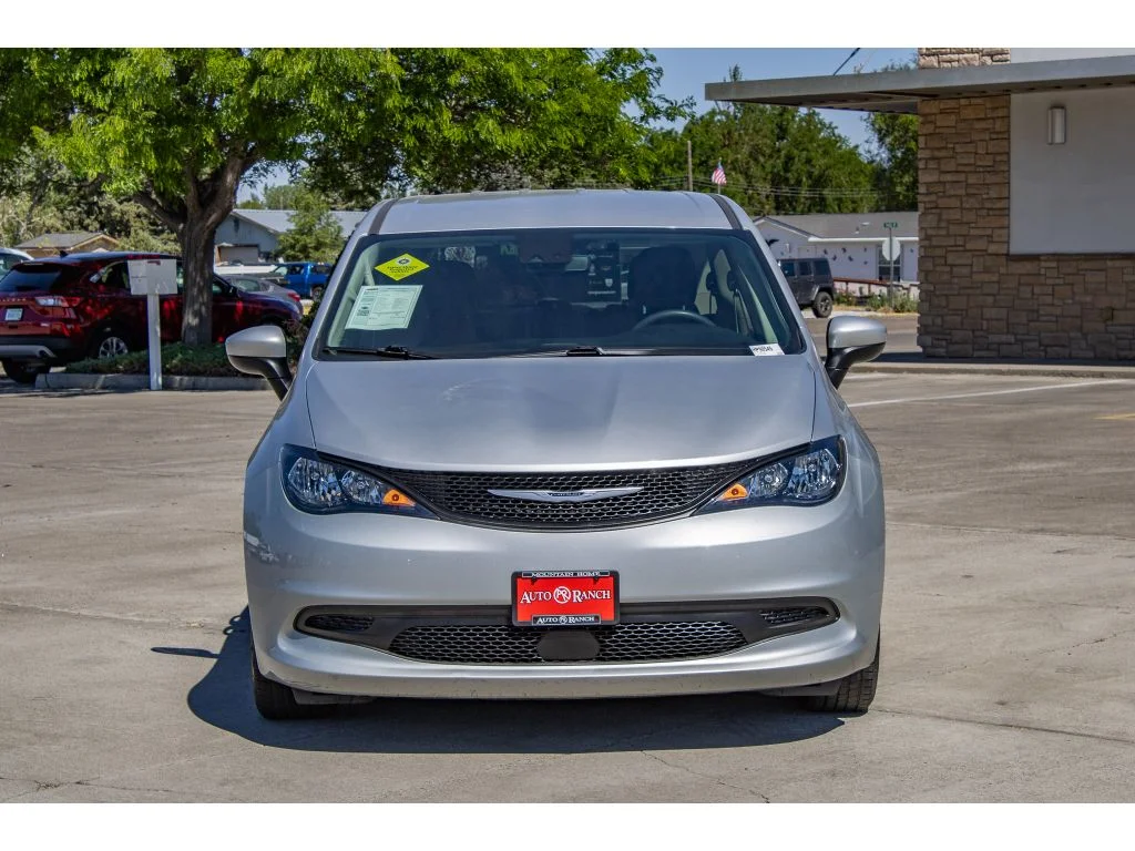 Used 2023 Silver Mist Clearcoat Chrysler LX image 3