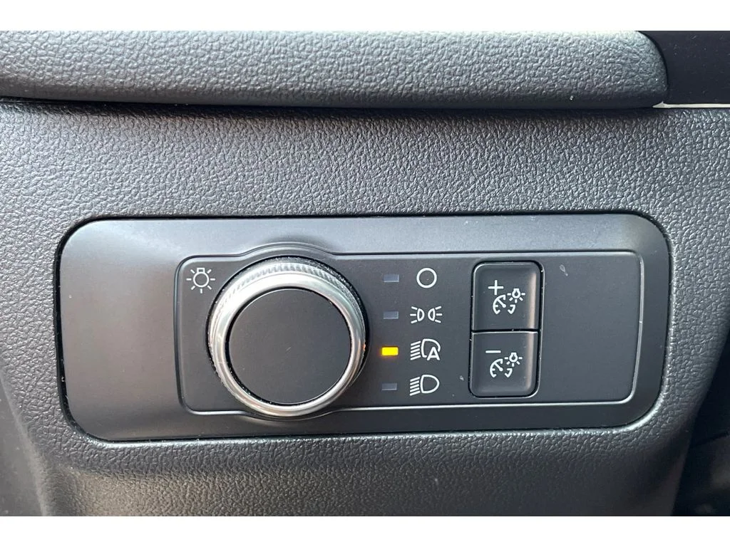 Used 2022 ICONIC SILVER Ford SE image 39