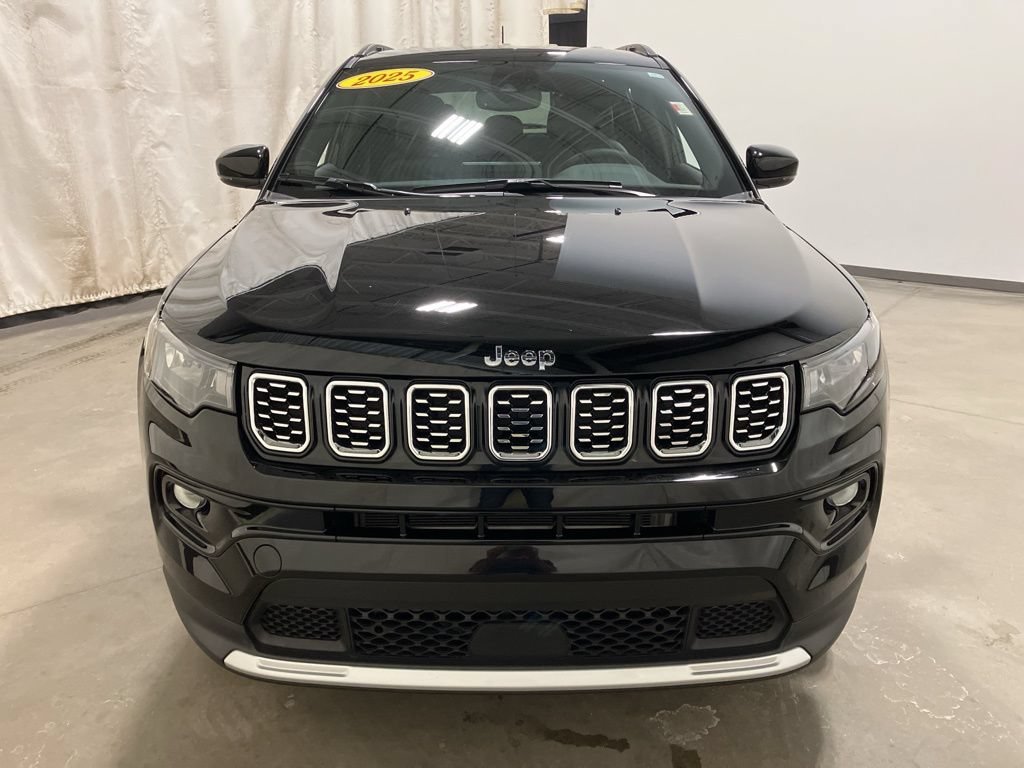Used 2025 Diamond Black Crystal Pearlcoat Jeep Limited image 15