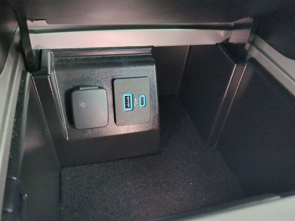 Used 2022 Black Ford Limited image 29